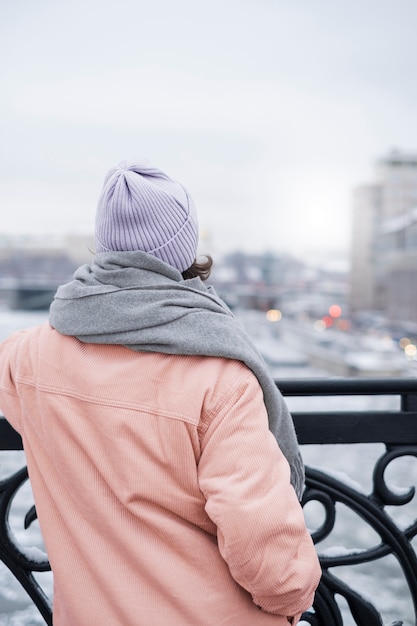 Photo gratuite femme regardant la vue depuis le pont