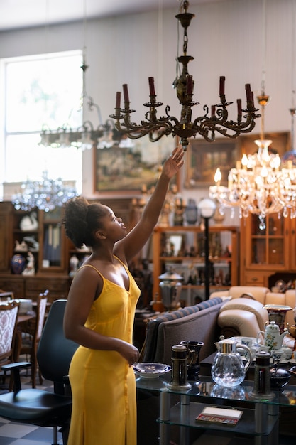 Femme regardant la vue latérale du lustre