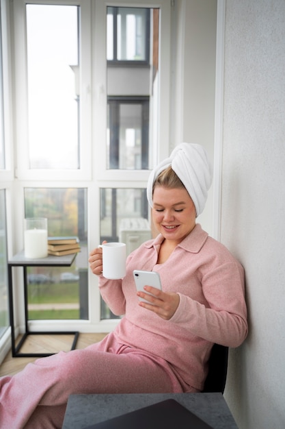 Femme regardant la vue latérale du smartphone