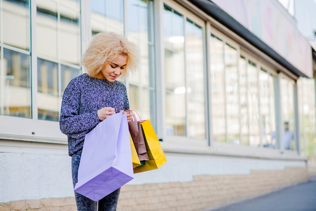 Photo gratuite femme, regarder, achats, sac