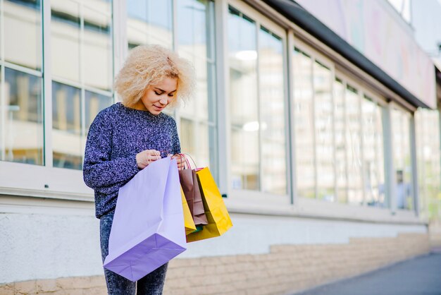 Femme, regarder, achats, sac