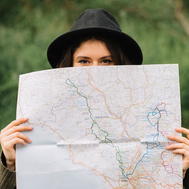 Femme, regarder, carte, nature