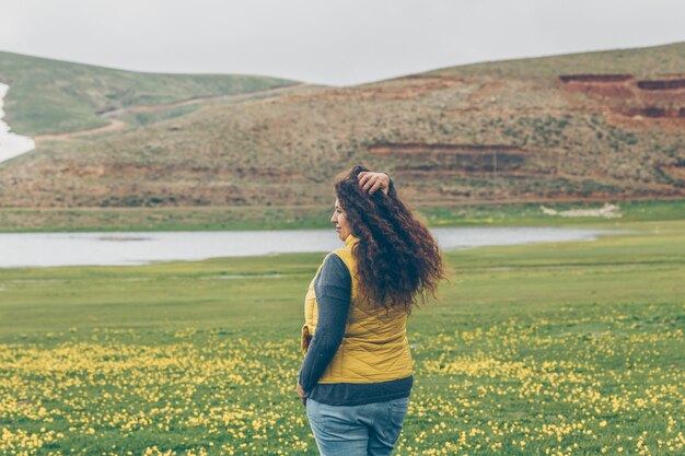 Femme, regarder, collines, nature, jaune, noir, veste