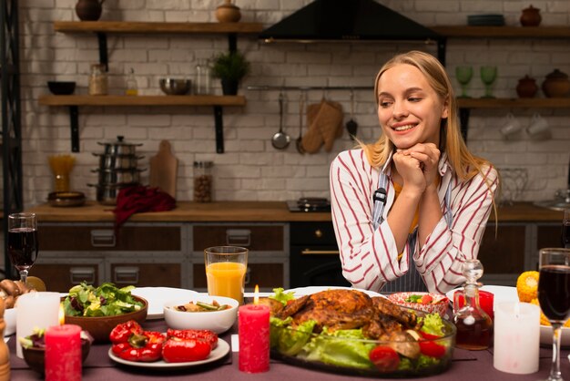 Femme, regarder, nourriture, cuisine