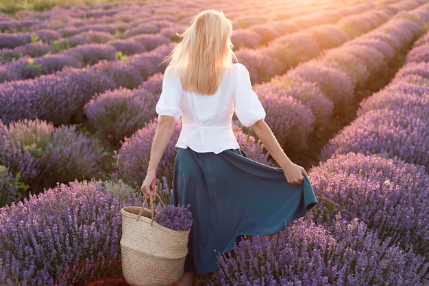 Femme relâche, dans, fleur, champ