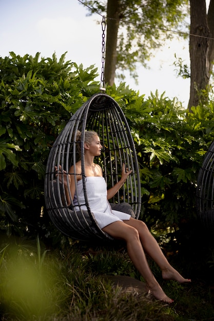 Femme relaxante dans un hôtel spa à l'extérieur