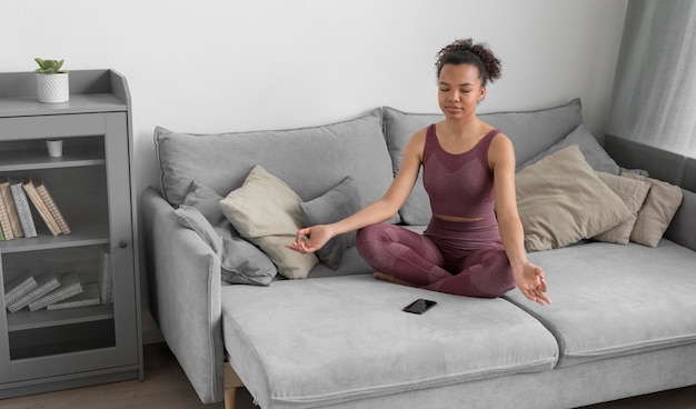 Femme de remise en forme, faire du yoga à la maison