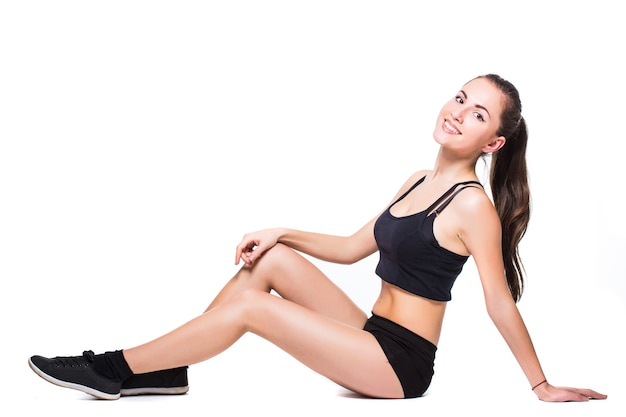 Femme de remise en forme faisant des exercices d'étirement isolé sur fond blanc