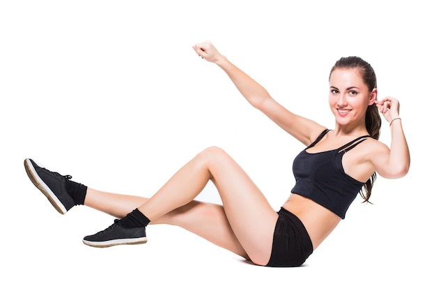 Femme de remise en forme faisant des exercices d'étirement isolé sur fond blanc