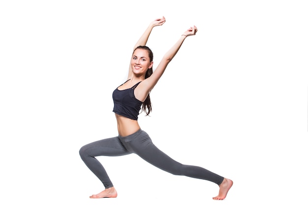 Femme de remise en forme faisant des exercices d'étirement isolé sur fond blanc