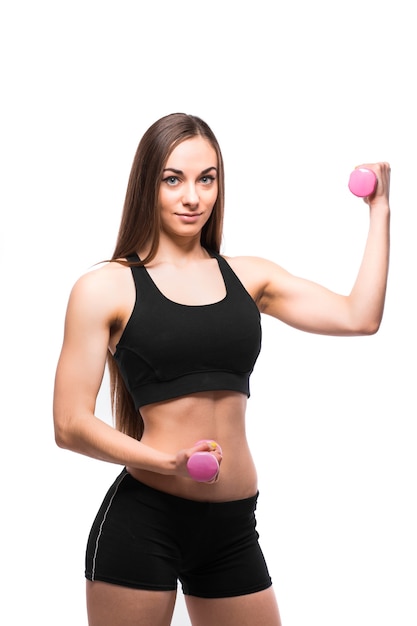 Femme de remise en forme souriante exerçant avec des dummbells isolé sur fond blanc