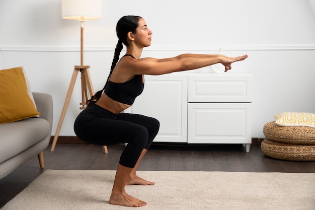 Femme renforçant la vue latérale du plancher pelvien