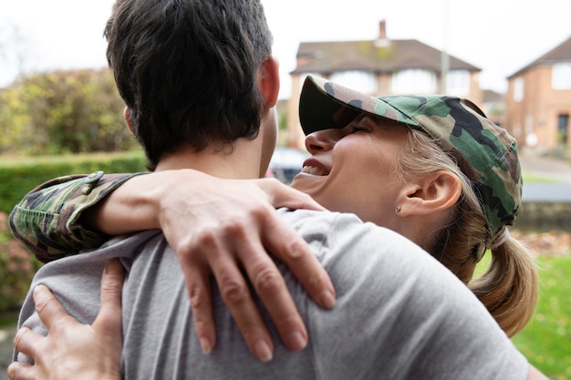 Femme rentrant à la maison avec son fils