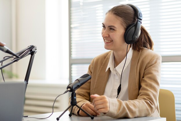 Femme répondant à une question dans une interview