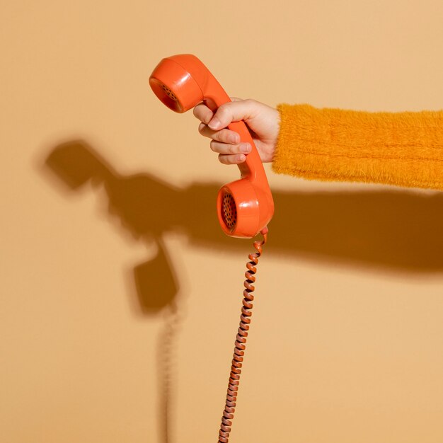 Femme répondant à un téléphone rétro filaire
