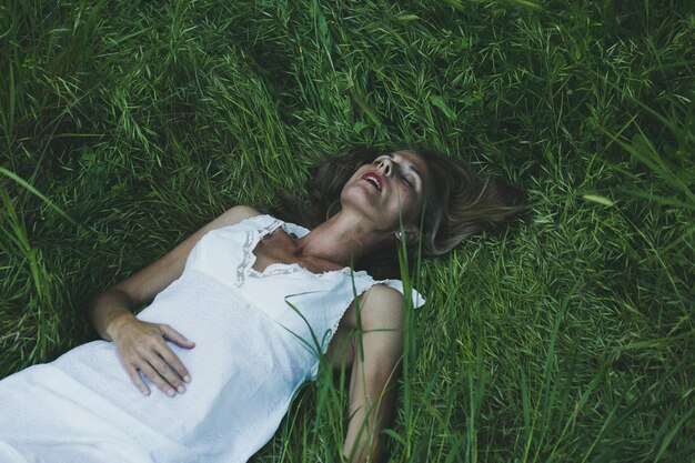 Femme reposant sur l&#39;herbe