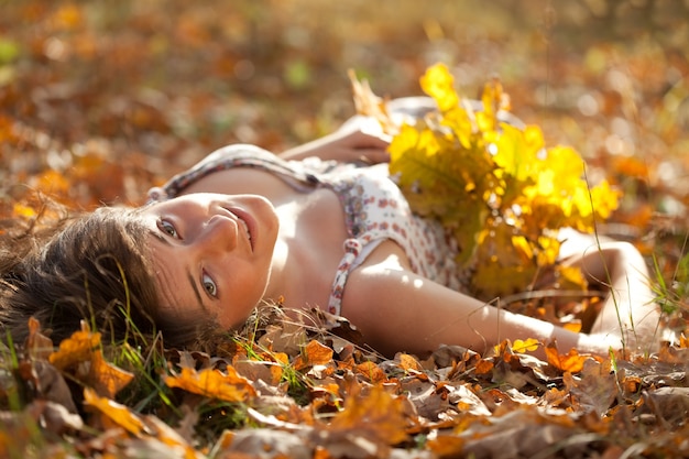 Photo gratuite la femme réside dans les feuilles de chêne