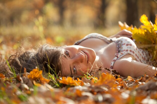 Photo gratuite la femme réside dans les feuilles de chêne