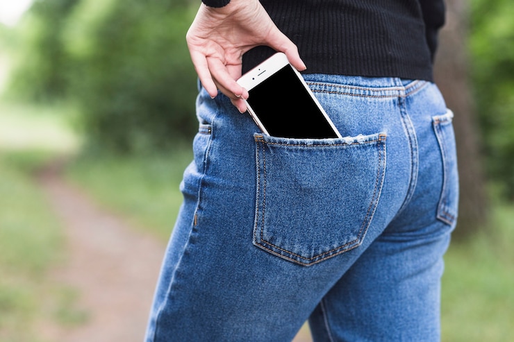 Photo gratuit femme, retirer, smartphone, de, les, jean, blue, pocket