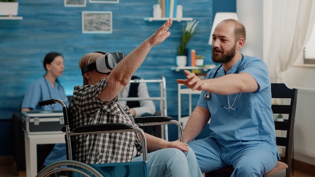 Photo gratuite femme à la retraite à l'aide de lunettes vr et aide infirmière