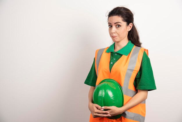 Femme réussie dans le casque portant l'uniforme. photo de haute qualité