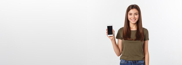 Femme riante parlant et envoyant des SMS au téléphone isolé sur fond blanc