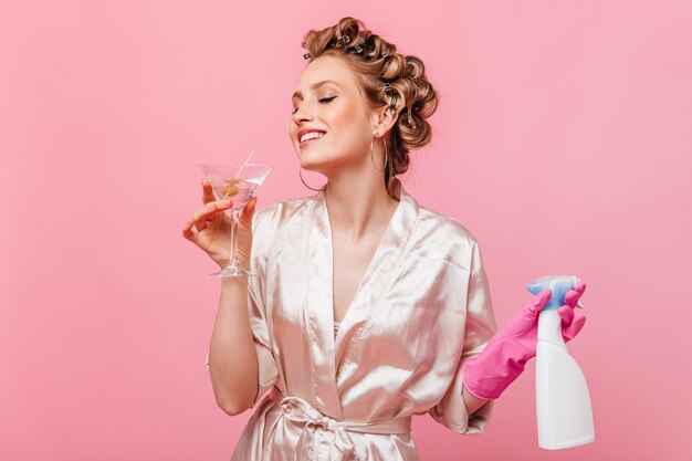 Femme en robe allight détient plus propre et bénéficie d'un verre à martini