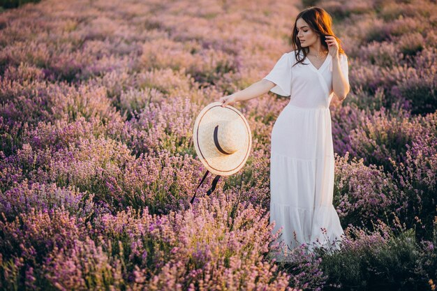 Femme en robe blanche dans un champ de lavande