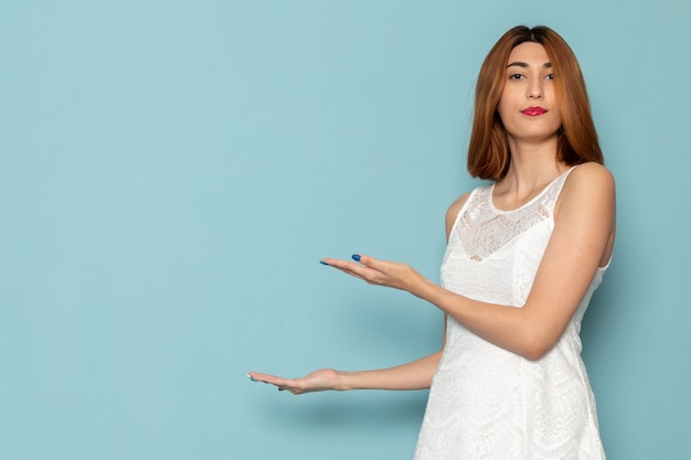 femme en robe blanche posant la couleur de la mode dame