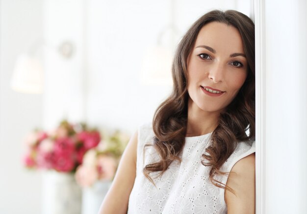 Femme en robe blanche