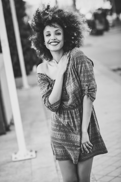 Femme avec une robe dans la rue en noir et blanc