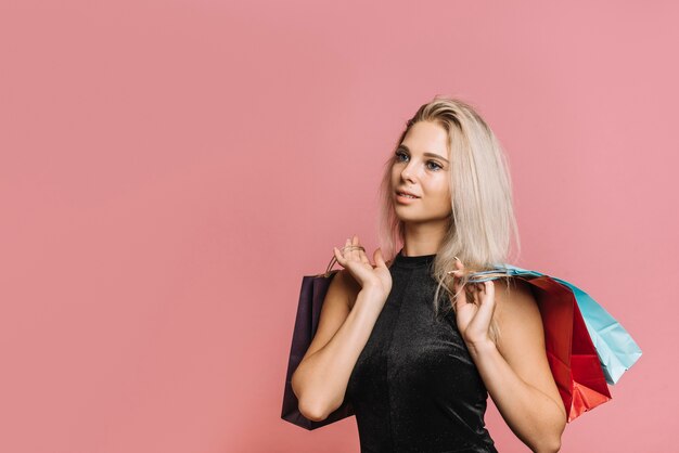 Femme en robe élégante avec des sacs en papier