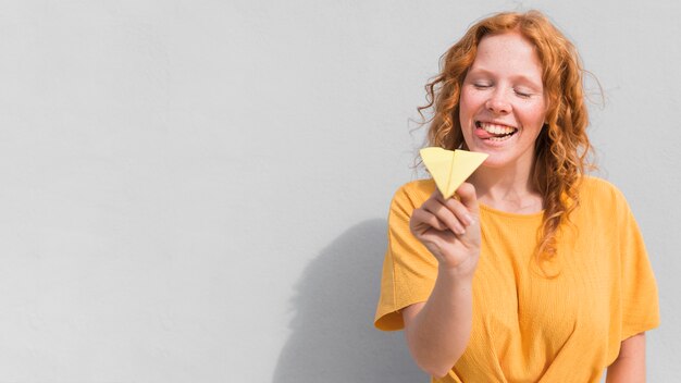 Femme avec robe jaune et avion