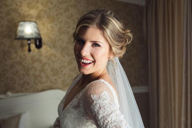 Femme en robe de mariée en souriant