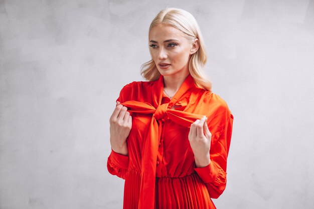 Femme en robe rouge