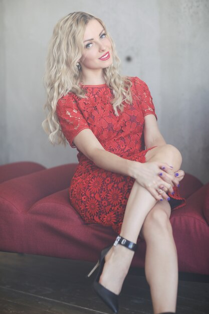 Femme en robe rouge