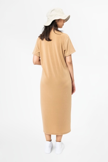 Femme en robe t-shirt beige et vêtements décontractés en chapeau de seau