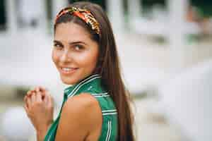 Photo gratuite femme en robe verte à la plage