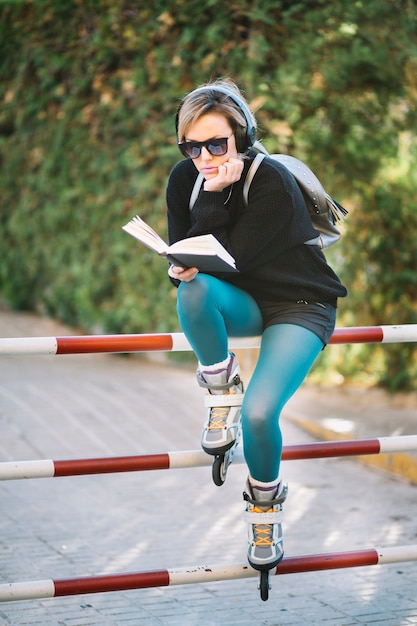 Femme en rollers bénéficiant d&#39;un livre