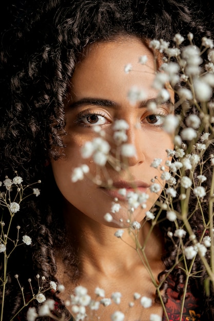 Femme romantique avec des brindilles de fleurs