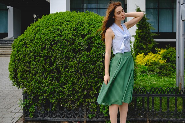 Femme romantique dans des vêtements rétro