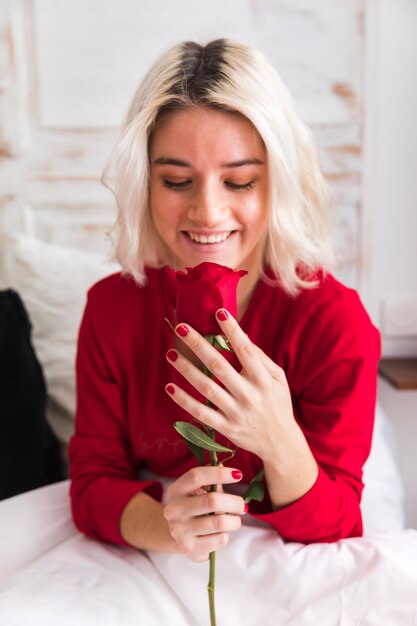 Femme avec une rose rouge le jour de la Saint-Valentin