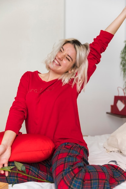 Photo gratuite femme avec une rose rouge le jour de la saint-valentin