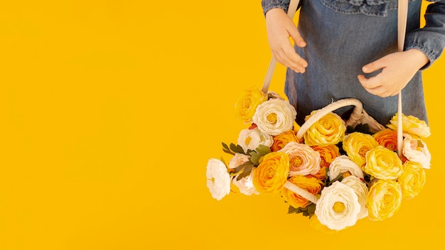 Femme, roses, élevé, angle, vue