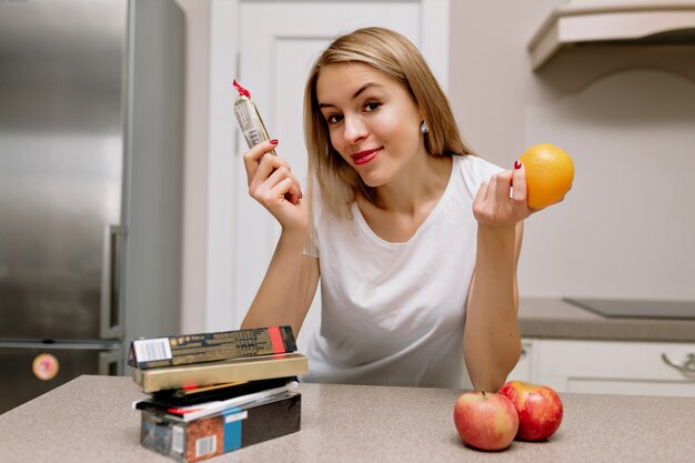 femme avec rouge à lèvres et pommes dans la cuisine