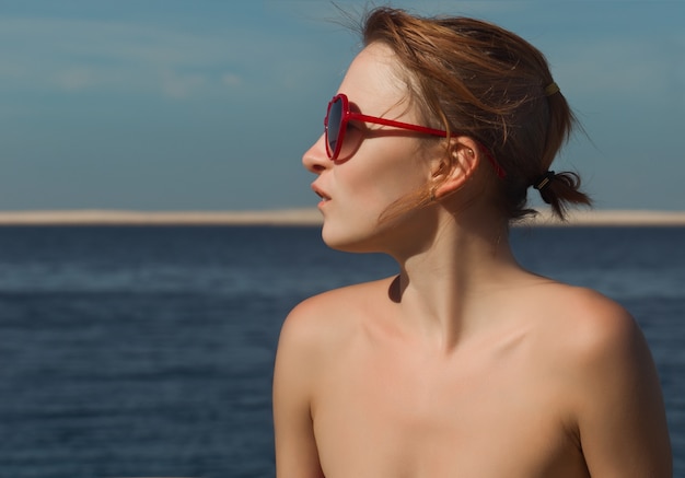 Femme rouge à la mer