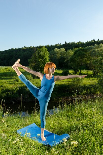 Femme rouge pratiquant le yoga physique