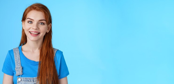 Photo gratuit une femme rousse agréable et confiante amicale regarde utilement la caméra en souriant joyeusement avoir une conversation c