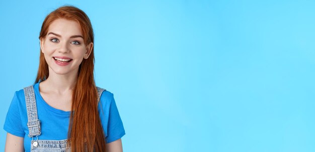 Une femme rousse agréable et confiante amicale regarde utilement la caméra en souriant joyeusement avoir une conversation c