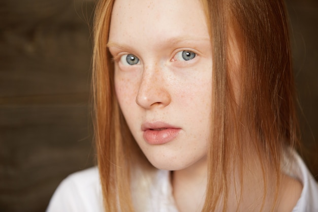 Femme rousse assise dans un café